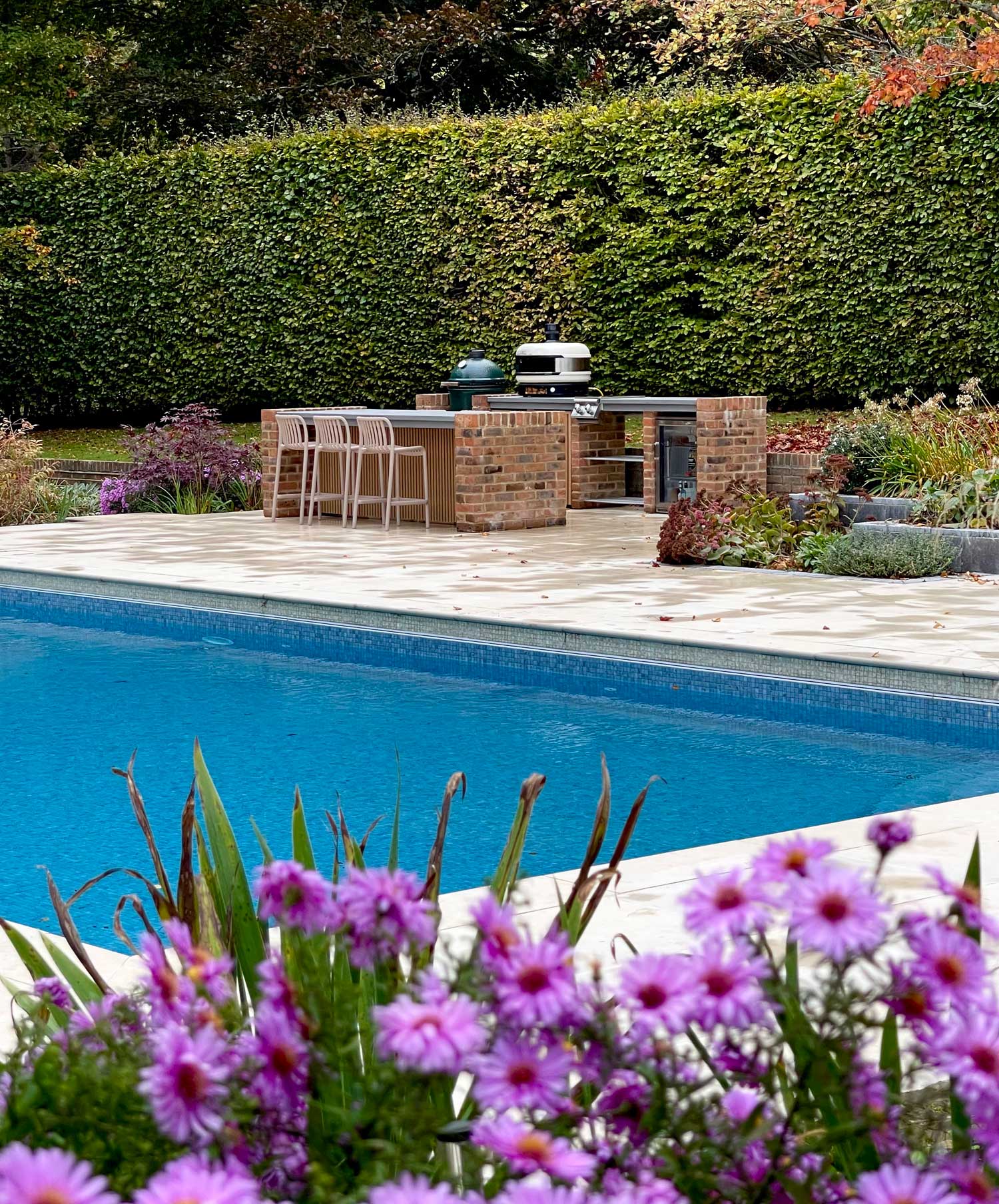 Poolside kitchen area and bar